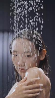 年轻女人在户内淋浴